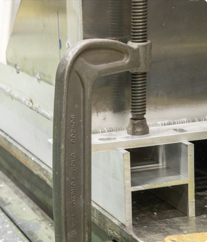 アルミの歪みをコントロール